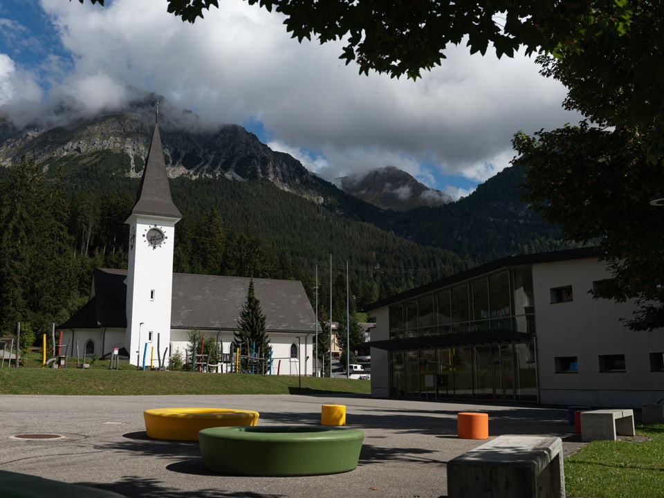 Kirche und Schulplatz vor Bergblick