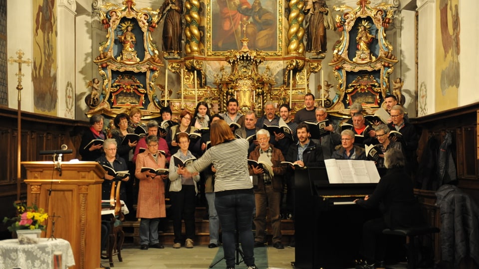  Il chor maschedà da Sevgein durant l'emprova generala en la baselgia da S. Tumasch a Sevgein.