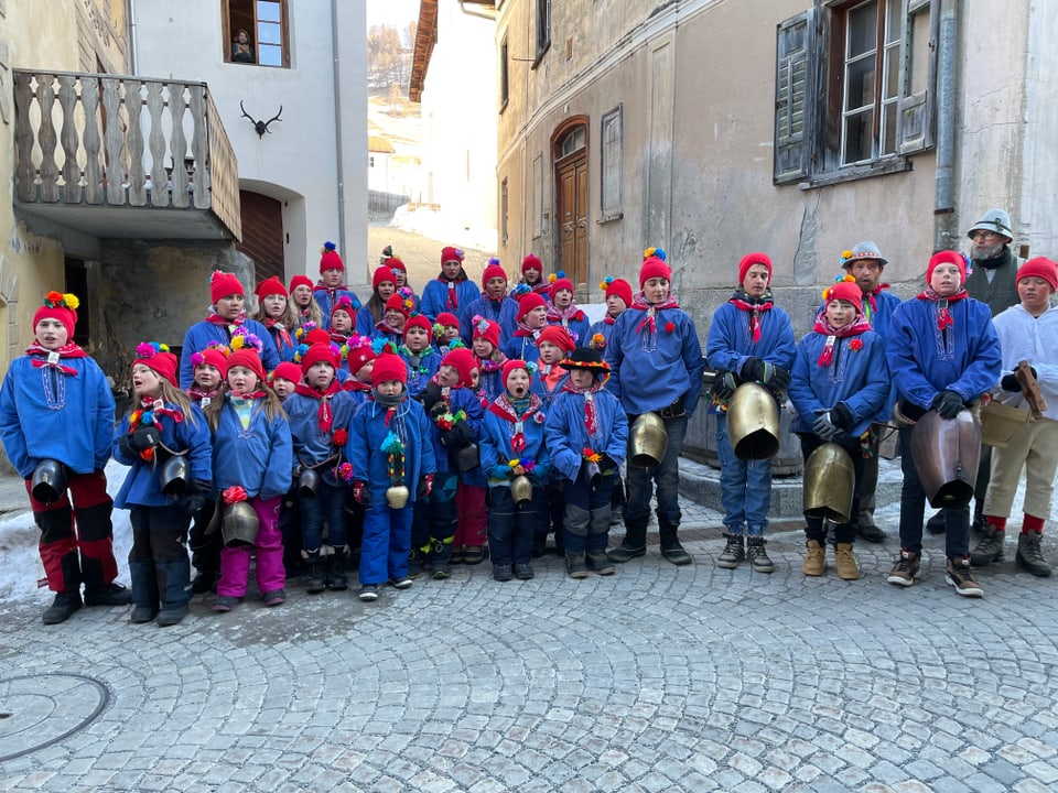 Ardez gruppa d'uffants en costums