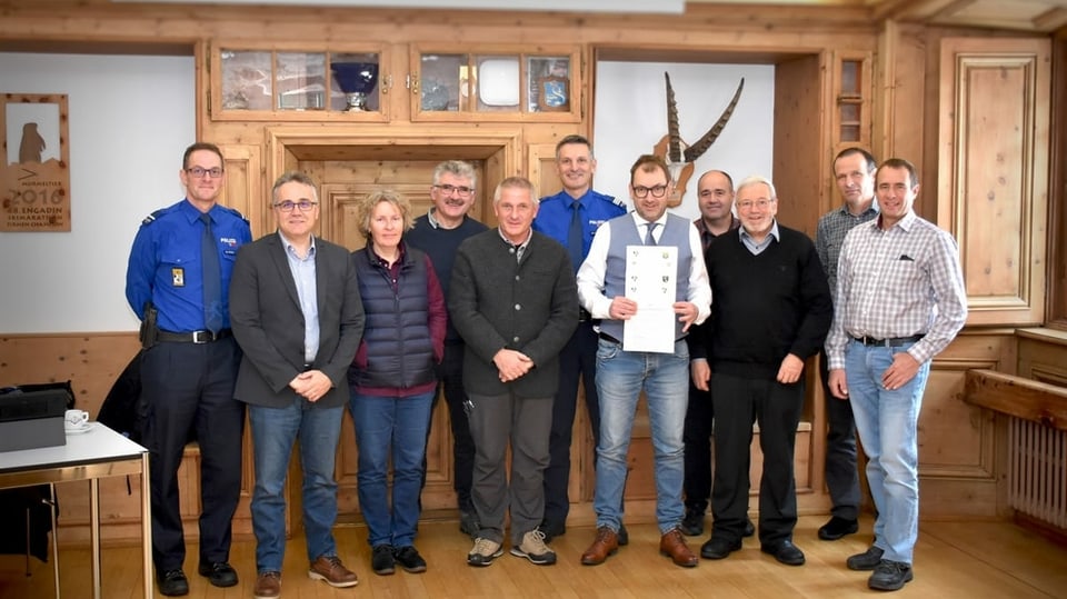 Il cusseglier guvernativ Peter Peyer, ils represchentants da las vischnancas sco er il cumandant da polizia Walter Schlegel.