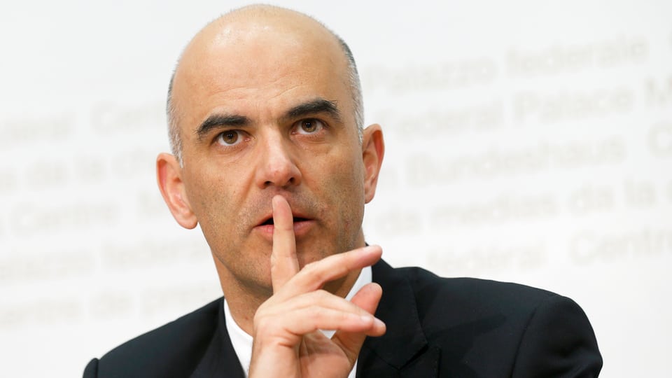 Purtret dal Cusseglier federal, Alain Berset. El tegna in det avant sia bucca.