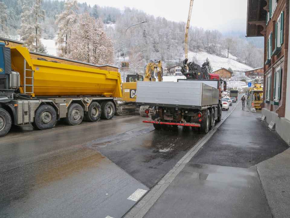 En il stretg da Schluein, ina colona d'autos. 