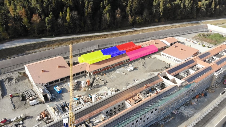 Las duas hallas d'industria (mellen/blau), la scrinaria (cotschen) e l'atelier (rosa) da la nova praschun Cazas Tignez èn actualmain anc en construcziun 