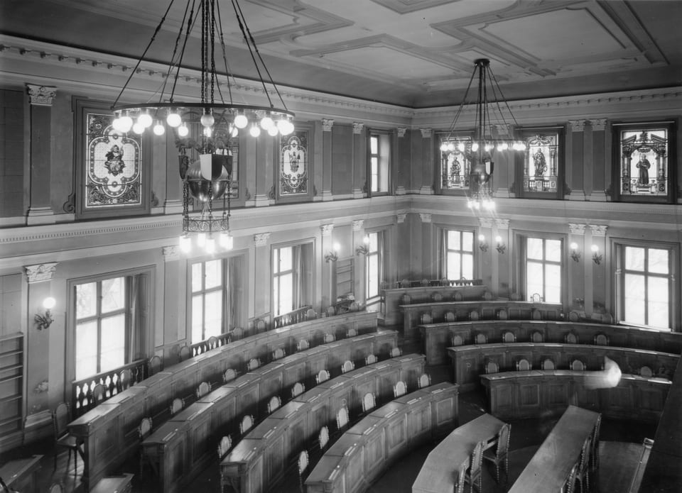 Fotografia enturn l'onn 1915 da la sala aifer il bajetg statal