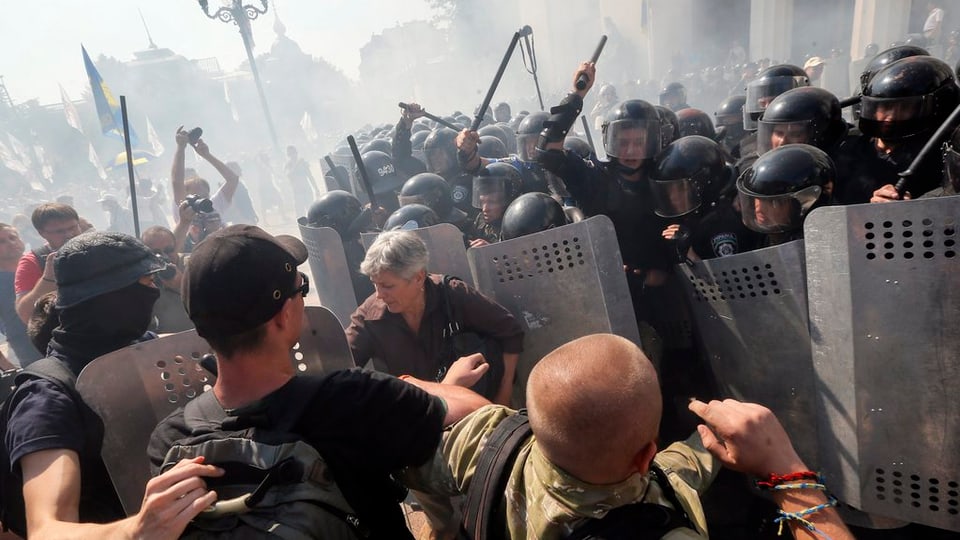 Las demonstraziuns dals naziunalists avant il parlament ucranais a Kiew èn escaladas. 