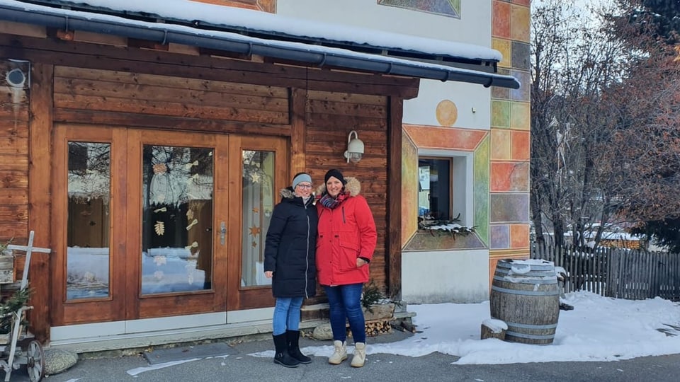 Las iniziantas davant las localitats a Zernez Seraina Bezzola e Silvana Toutsch, las duos iniziantas da la canorta a Zernez