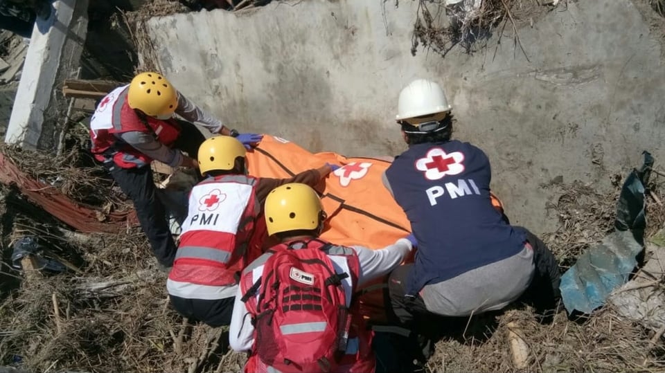 Spezialists da la Crusch Cotschna indonaisa han purtà sco emprims material d'emprim agid en la regiun pertutgada.