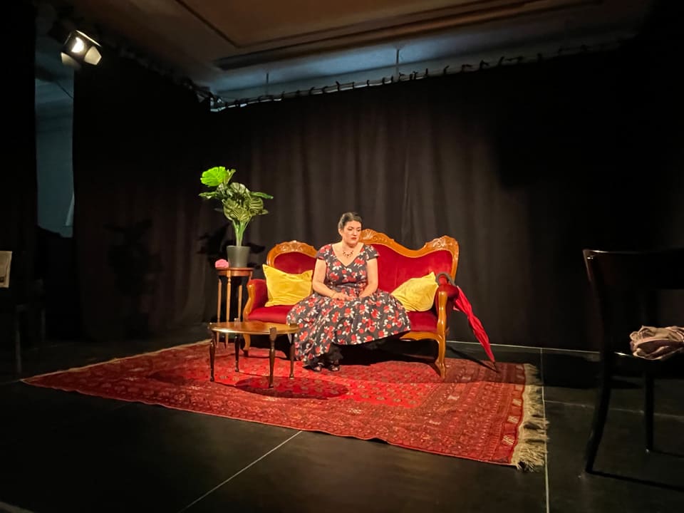 Eine Opernszene mit der traurigen Susanna.