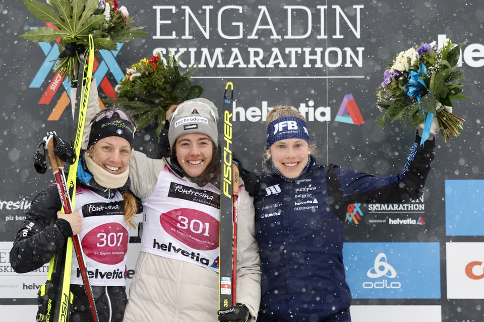 Engadin Skimarathon 2024: Das Siegerpodest der Frauen.