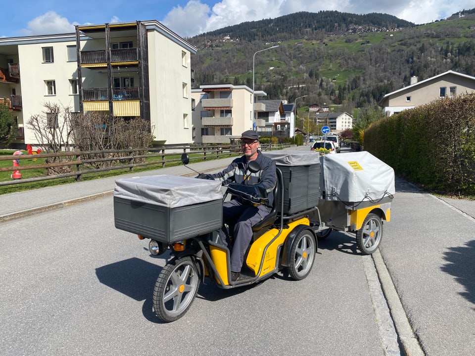 Pöstler Roman Dietrich bei der Arbeit.