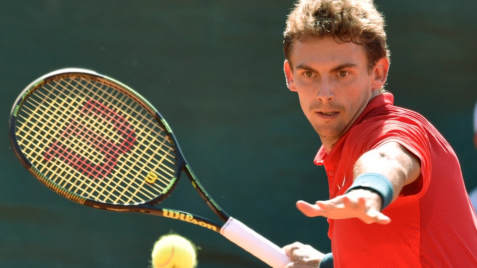 Henri Laaksonen durant il gieu da tennis cunter Sanjar Fajsiew