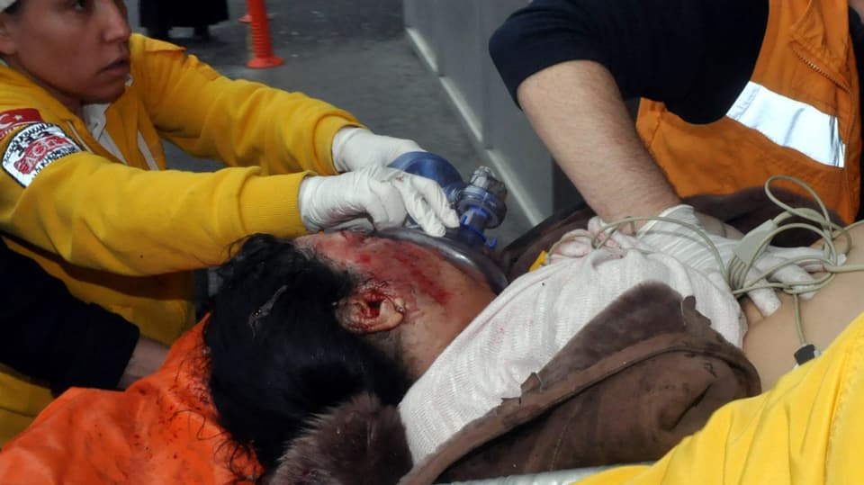 Istanbul - In dals blessads vegn salvà da las forzas dad emergenza.