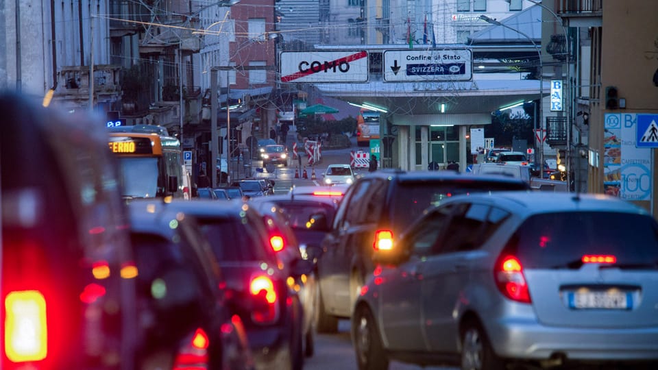 Autos che passan il cunfin. 