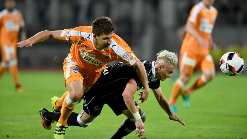 L'um dal gieu è stà Ezgian Alioski (dretg) en in cumbat per il bal cunter Benjamin Lueth dals Grasshoppers.