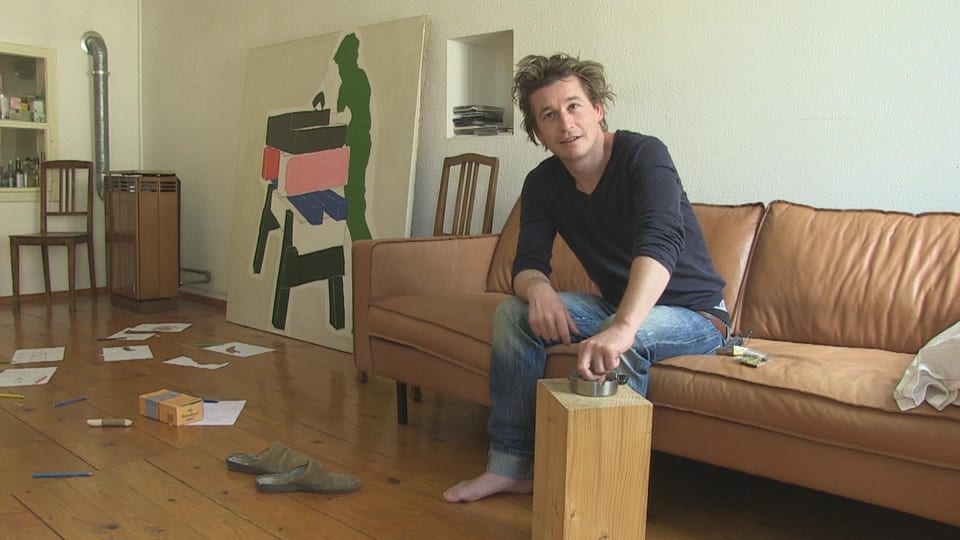 Arno Camenisch che sesa sin in canapé.