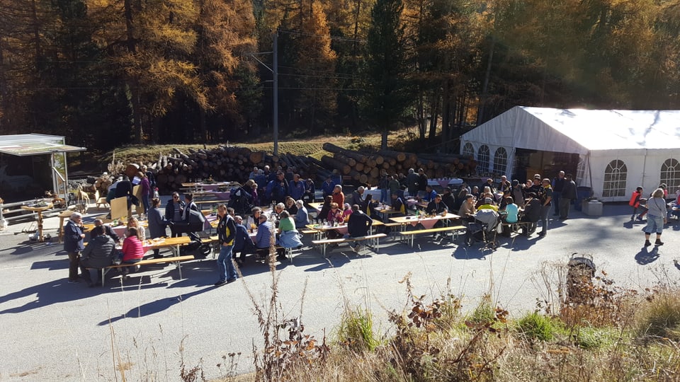 Sguard sin la tenda da festa e las maisas ed ils bancs dador. Amez suna ina chapella da musica populara.