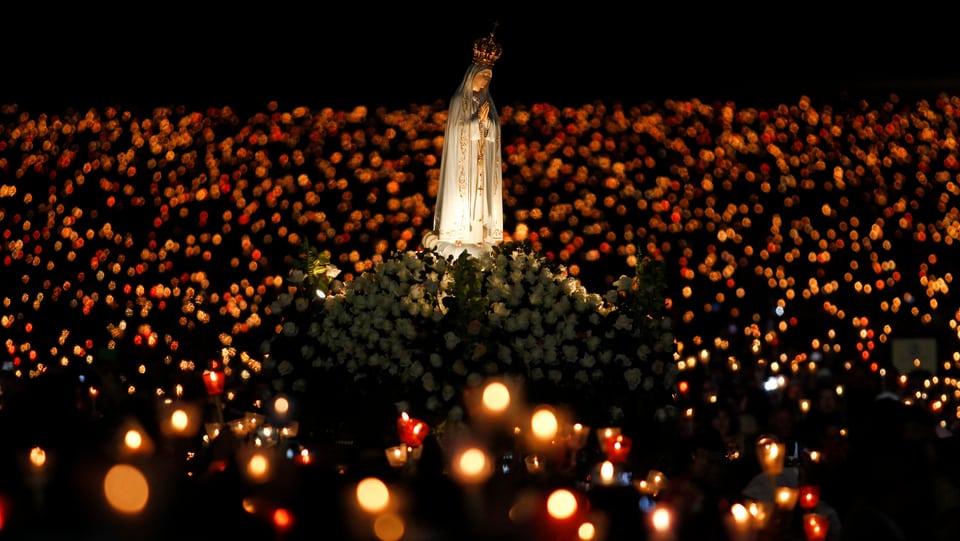 Ina staua da maria la notg en ina mar da chandailas.