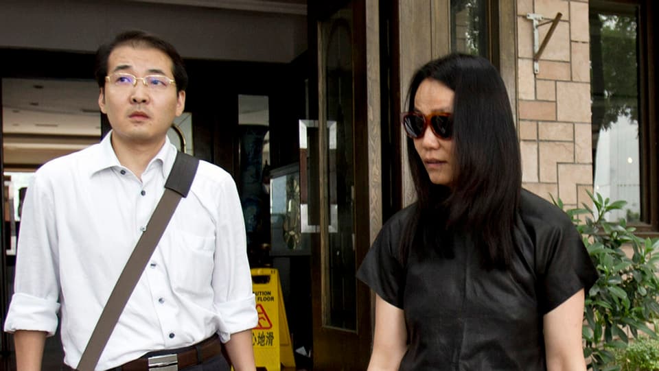 L'advocat Xia Lin, qua cun la dunna dal artist renumà Ai Weiwei ch'el aveva represchentà avant dretgira.
