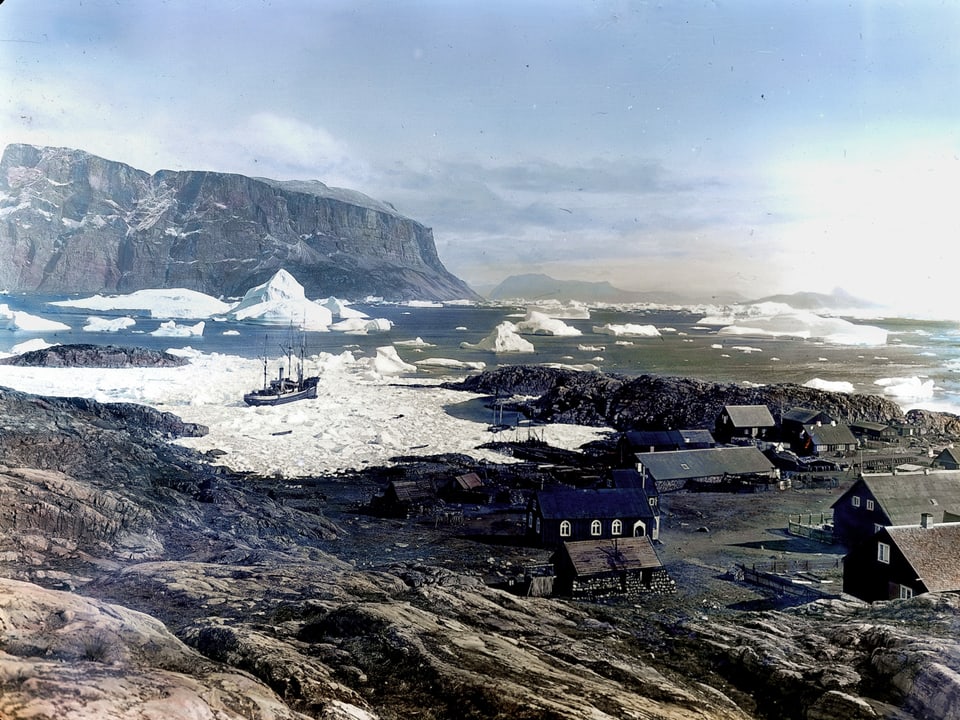 Il bastiment d'expediziun a la costa da la Grönlanda il 1912.