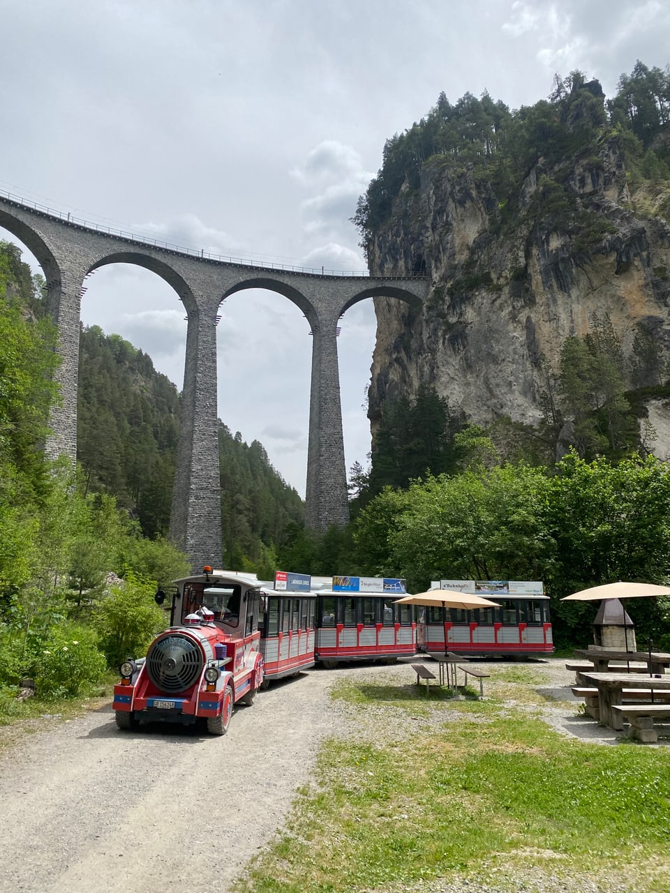 Gia ussa cursescha quest tren fin sut il viaduct da la Landwasser. A partir da l'auter onn duess quel daventar electric.