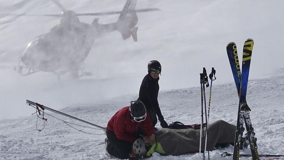 sin pista cun skis cruschads e helicopter davostiers