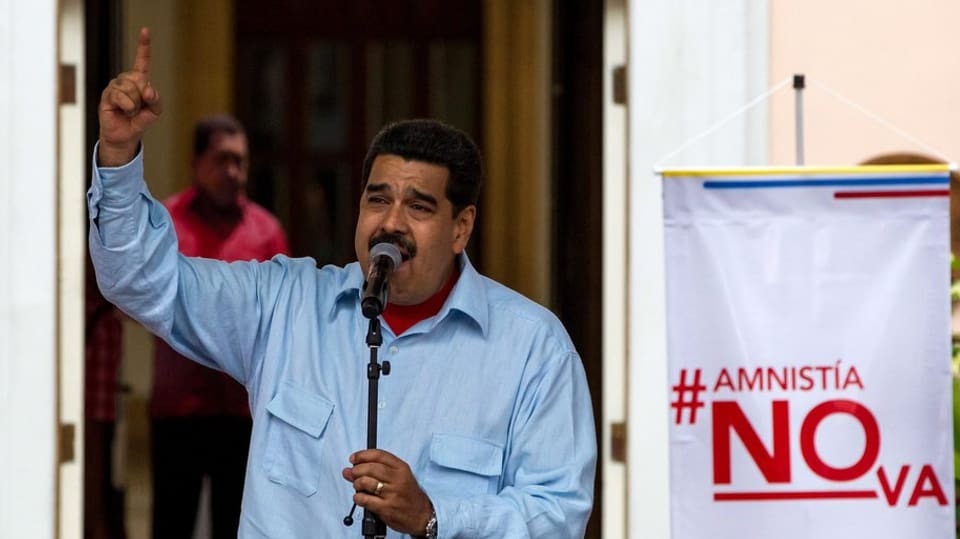 Nicolas Maduro discurra tar ina manifestaziun. 