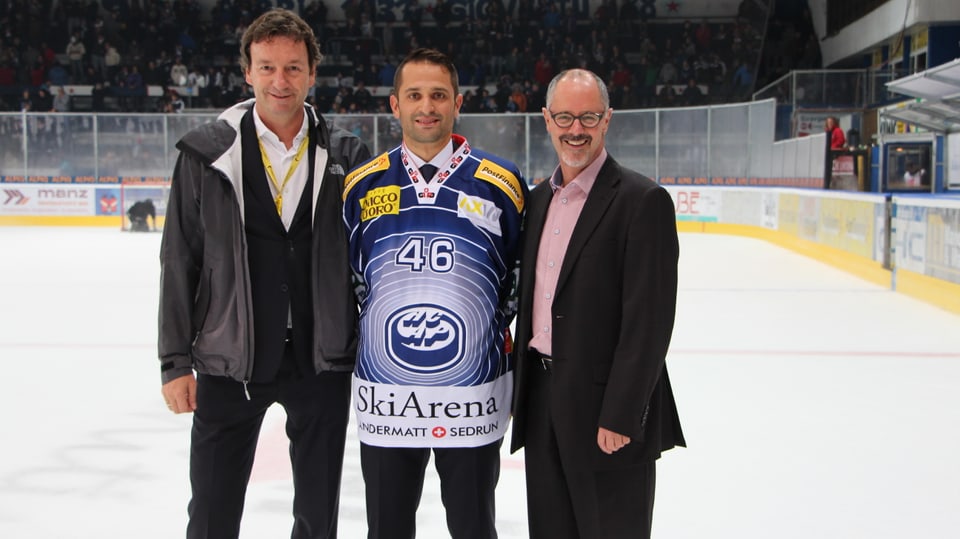 Marcel Scheidegger (marketing) e Paulo Duca (capitani) cun Silvio Schmid (directur, arena da skis Andermatt-Sedrun)