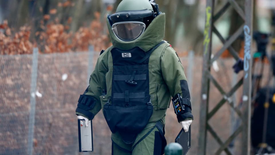 Expert da bumbas en in vestgì da protecziun.