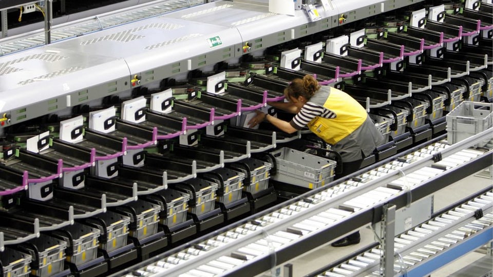 Egliada en il center da distribuziun da la Posta a Härkingen.