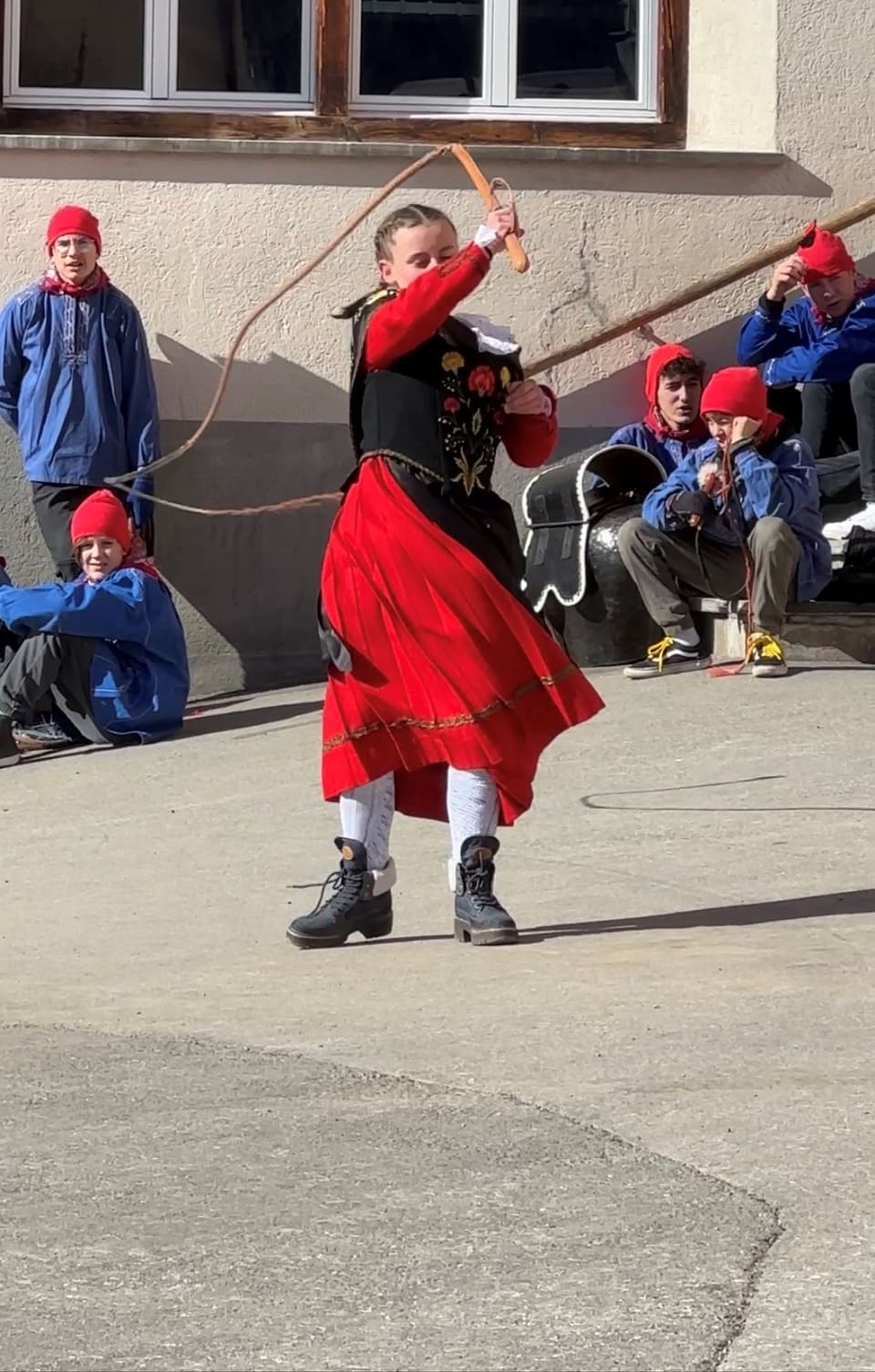 Das erste Mädchen das am Chalandamarz im Engadin teilnimmt