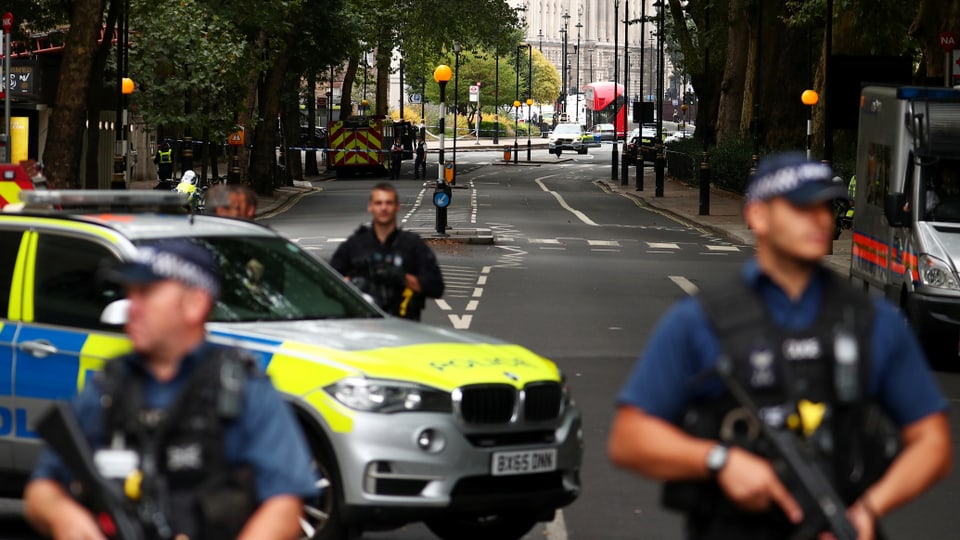 Davant il parlament a Londra è in um charrà cun in auto en ina serra. Pliras persunas èn vegnidas blessadas. 