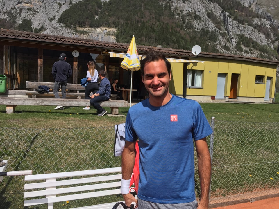 Roger Federer a l'ur dal plaz da tennis a Favugn.