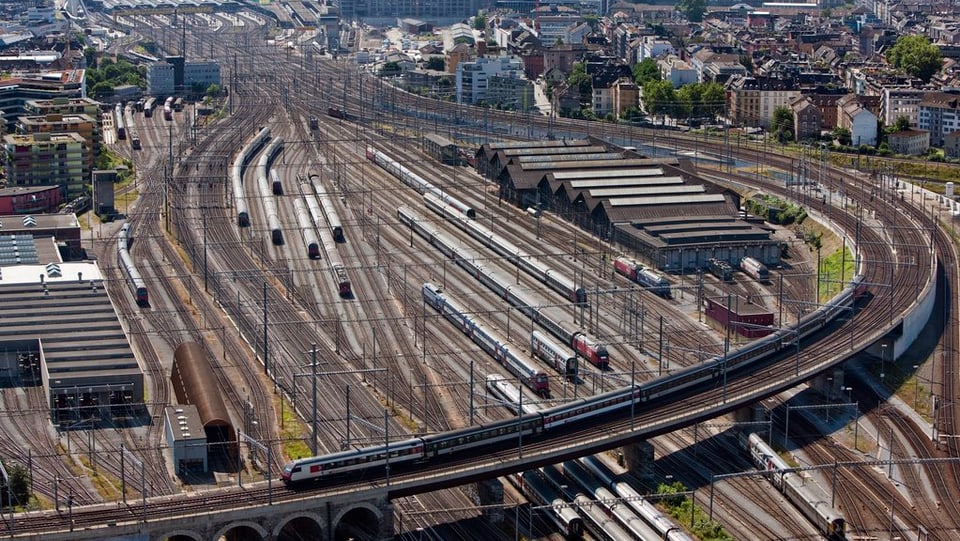 Ils binaris da tren en la citad da Turitg. 