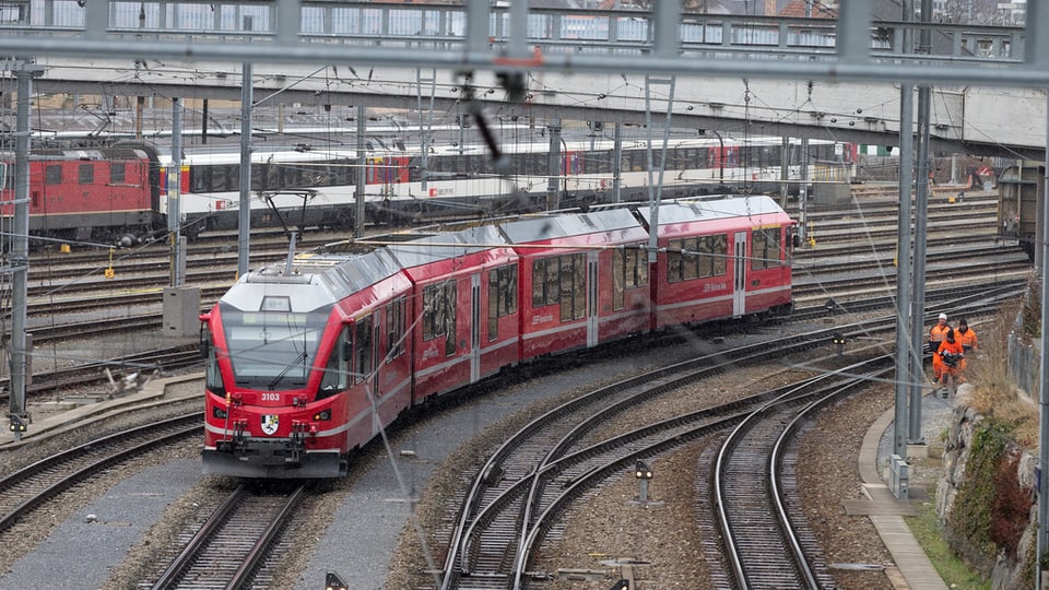 Tren da la Viafier retica a la staziun da Cuira.