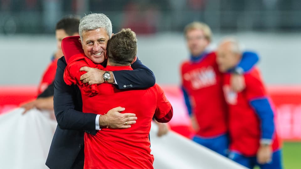 Vladimir Petkovic embratscha Xherdan Shaquiri suenter la victoria da 7:0 cunter San Marino