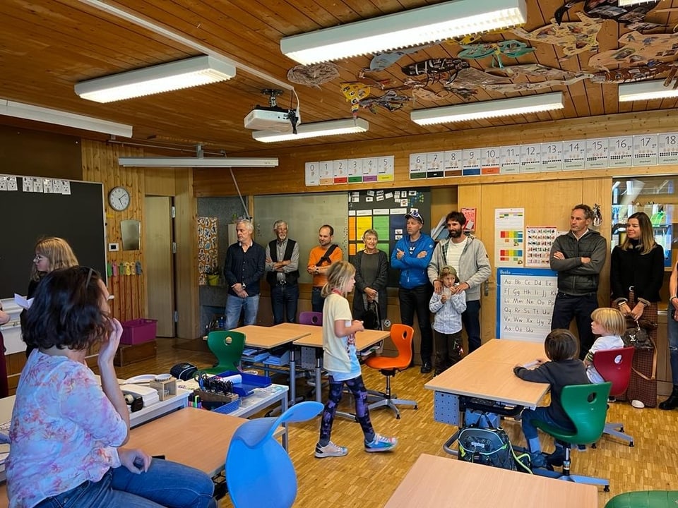Die Kinder der Primarschule Sils fungierten auch als  Wegweiser im Schulhaus Champsegl. 