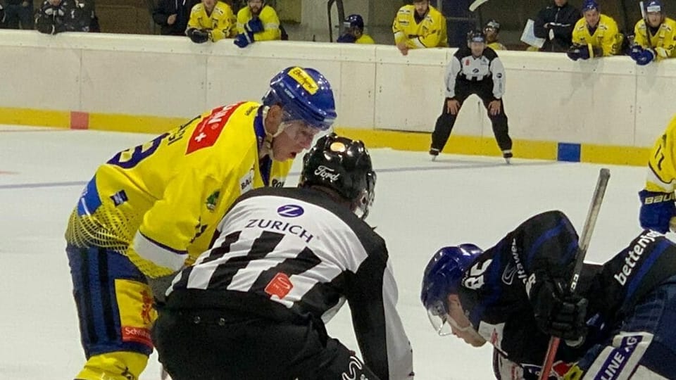 Giovaders da hockey en acziun sin il glatsch