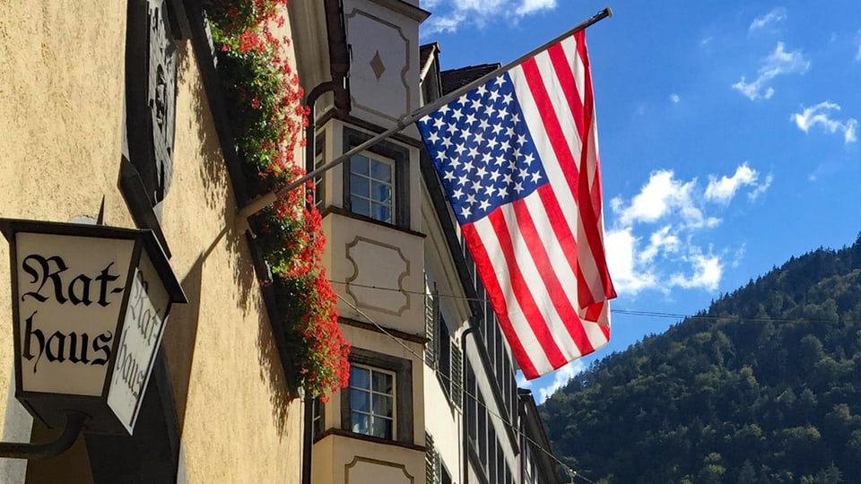 La bandiera dals Stadis Unids da l'America vid la chasa municipala da Cuira. Las stailas èn giusut enstagl sissum.
