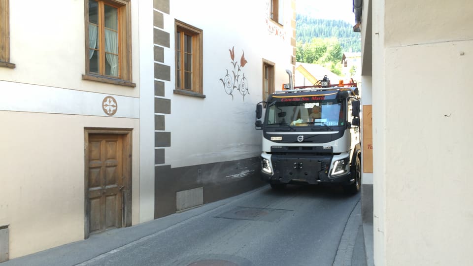 In camiun en il lieu stretg a Sta. Maria