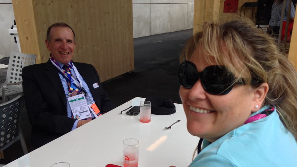 Anna Caprez en discurs cun Claudio Lardi.