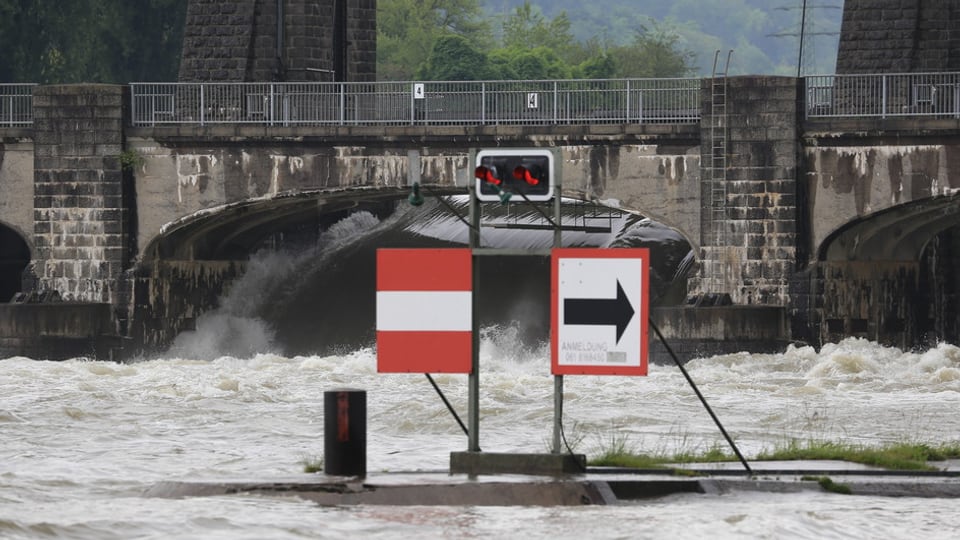Bunamain tuts surculs da l'ovra ad Augst èn en acziun, viadis cun bastiment sin il Rain na datti nagins.
