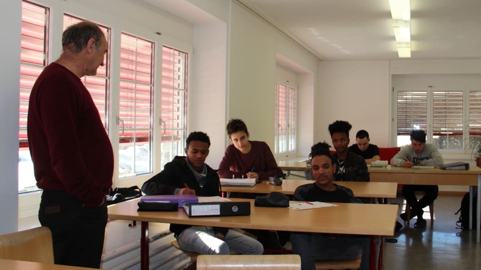 En la Scola Vinavon a Glion pon ins emprender tudestg. ina classa en scola.