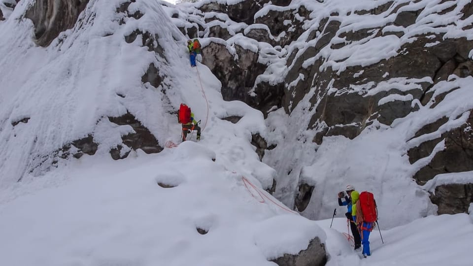 Il team d'expediziun dal Club alpin svizzer vi da raiver Il team d'expediziun rampigna sin in piz