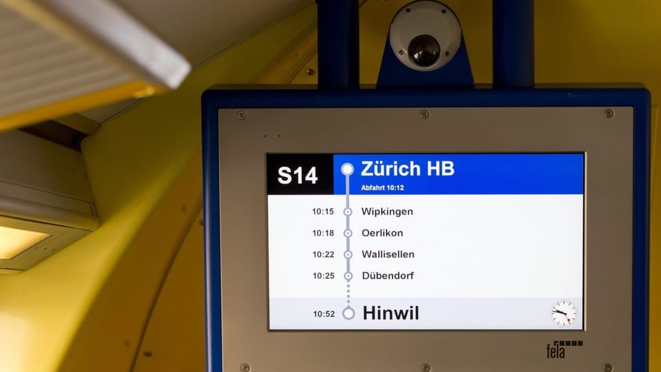 Ein Bildschirm mit Fahrplan, kombiniert mit einer Videokamera in einem Zug.