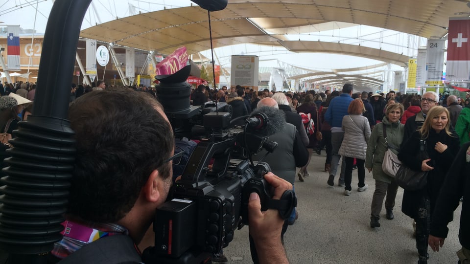 Il redactur Armon Schlegel filmescha visitaders da l'Expo Milano.