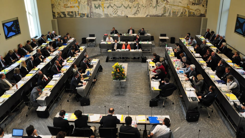 Ils deputads en la sala dal cussegl grond vi da debatar.