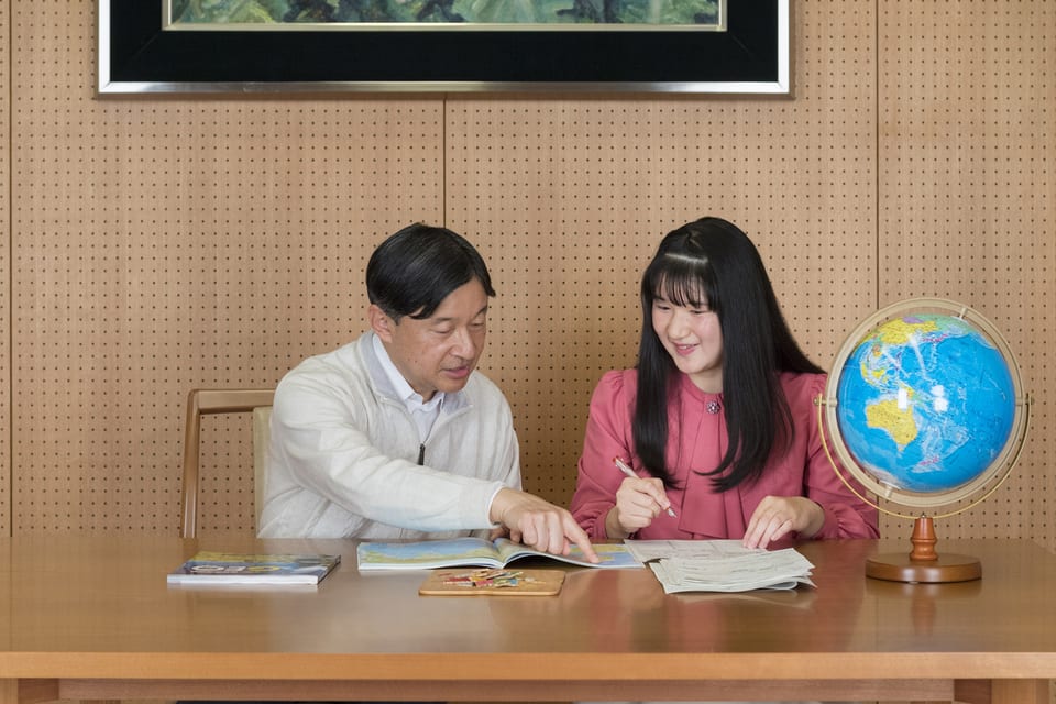 L'imperatur Naruhito e sia figlia Aiko.