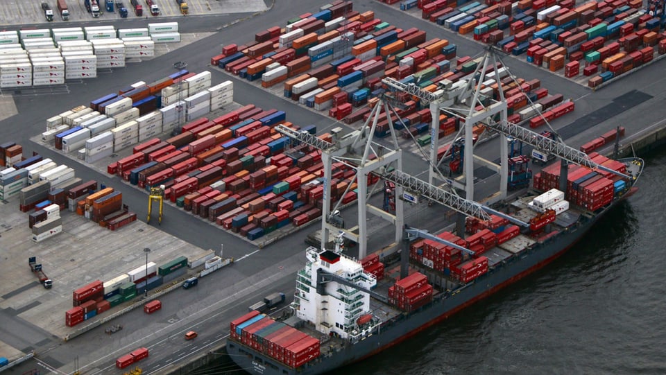 La staziun da containers al port da mar a Hamburg. 