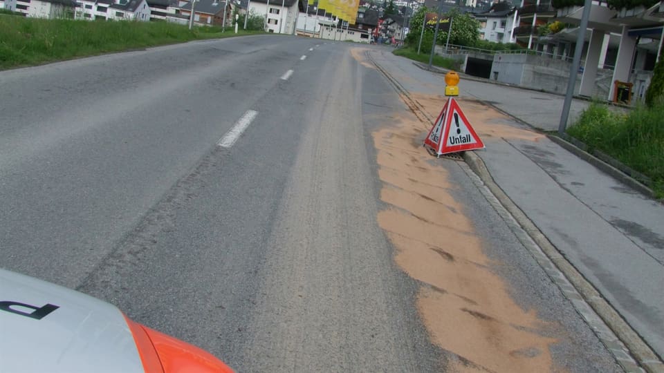 Ina auto da polizia. Fastizs da benzin ch'èn curclads cun resgim.