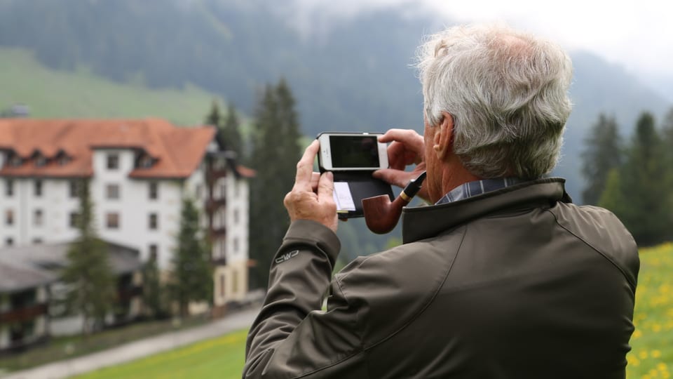 Beni Cathomas fa sez fotografias dal stan dil bajetg vegl